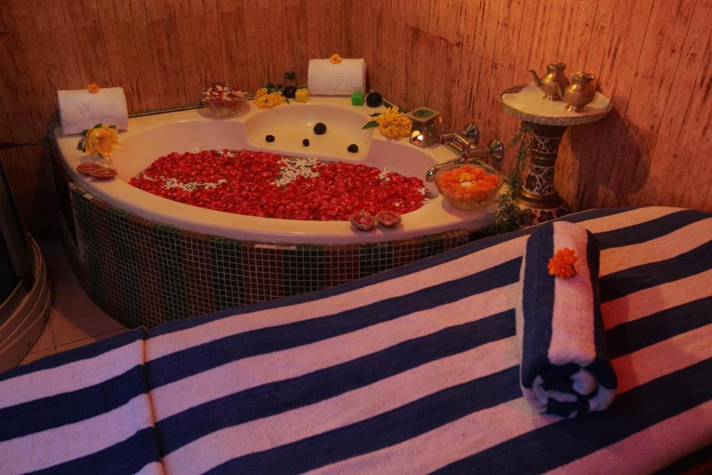 Country Inn & Suites Haridwar Bagian luar foto